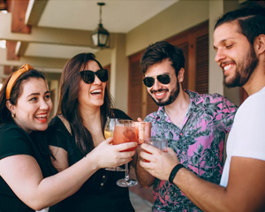 WHO reminds: drinking increases the risk of contracting new coronavirus!